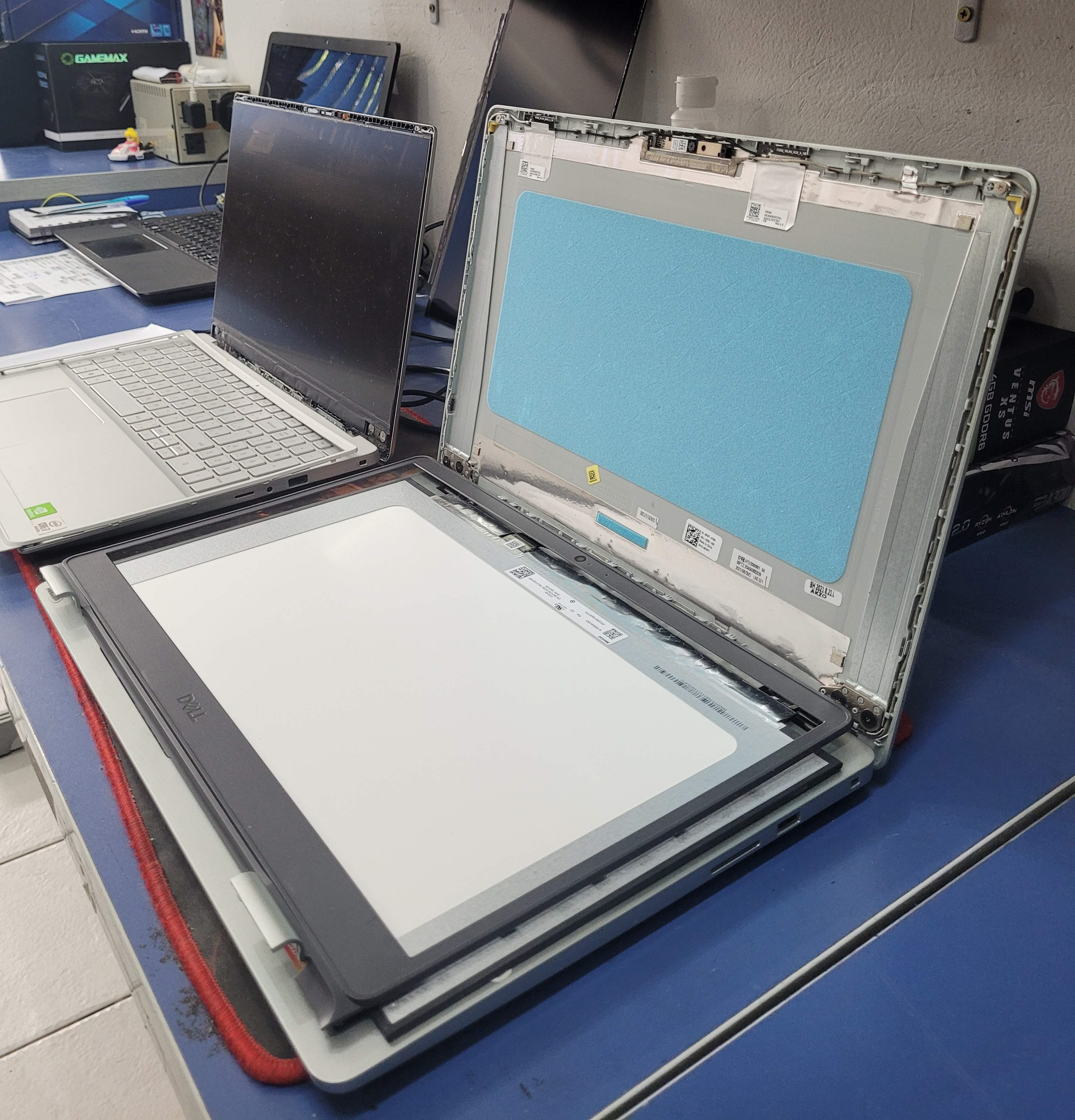 Notebook em bancada para troca de tela